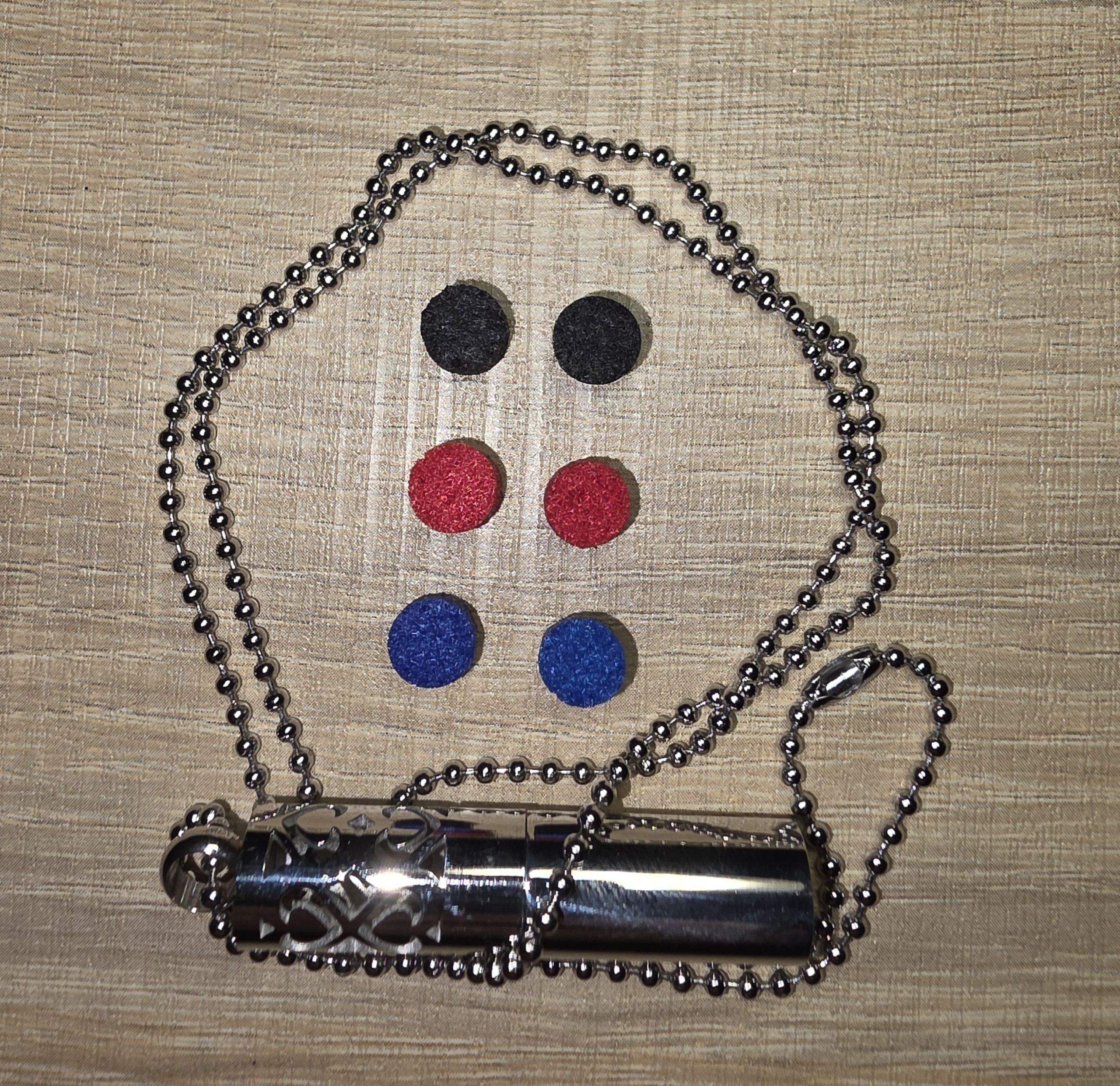 Henger nyaklánchoz sötét filckorong