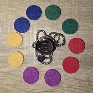 Karkötőhöz sötét filckorong